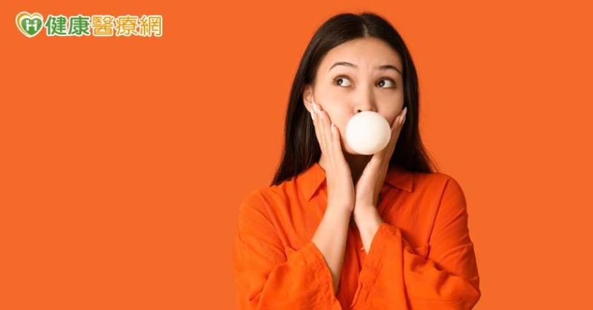 嚼口香糖不只提神！還能促進消化、助排便？「這類」可能致脹氣要注意