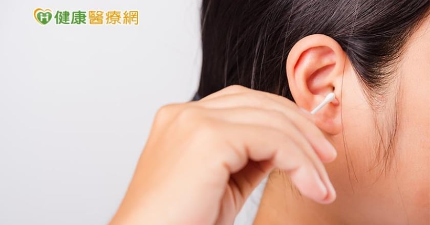 自行挖「耳屎」會受傷、易越推越深！醫：不必特別清理