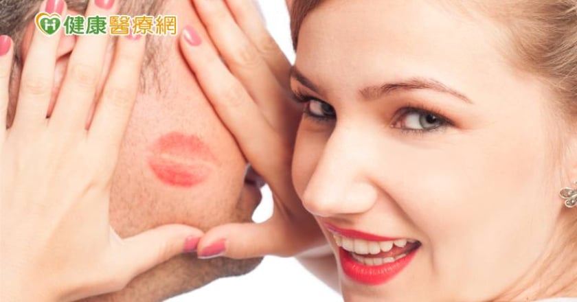 情人節被「種草莓」消不掉好尷尬? 醫師教你吻痕處理方法!