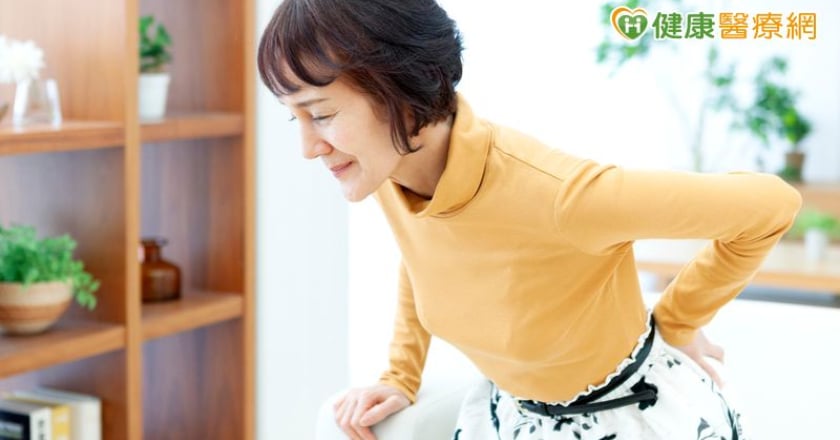 警惕「駝、矮、痛」恐是骨鬆前兆！醫教：保鈣護骨三步驟