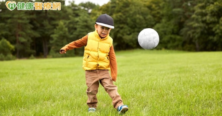 丟不準、接不住?專家:2-5歲球感可反應出未來學習力