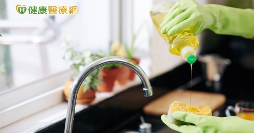 網友用「洗碗精」當洗髮精　真能對抗油頭？醫師解惑傳授控油方式！