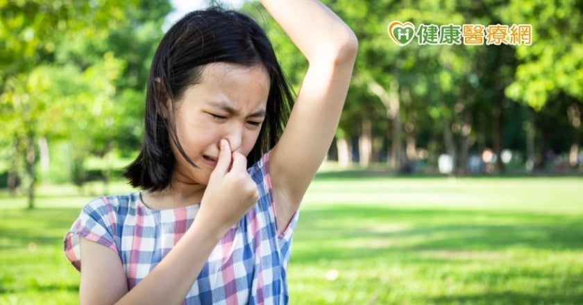 國小童被譏「臭臭」怒打架 孩子幾歲可做腋下手術?