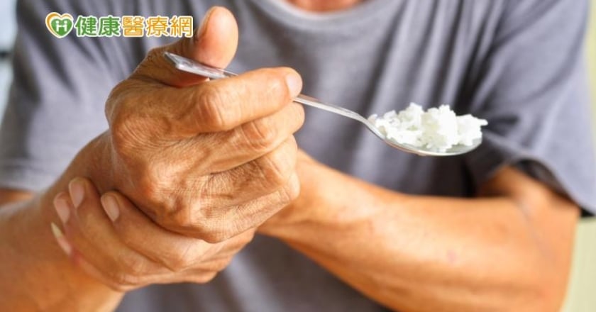 六旬翁手抖不停,進食都有困難 無法耐受藥物「進退兩難」