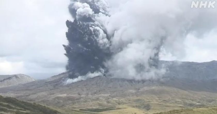 日本熊本縣阿蘇火山噴發 煙灰衝高3500公尺