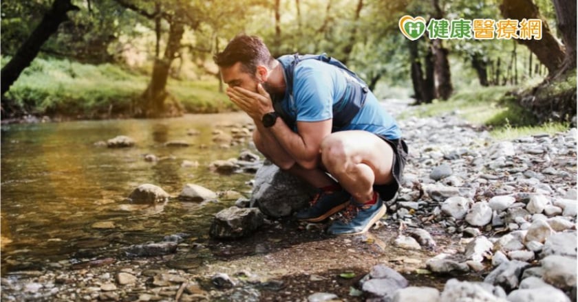 上山飲用山泉水注意！　鼻血流不停恐是水蛭入侵
