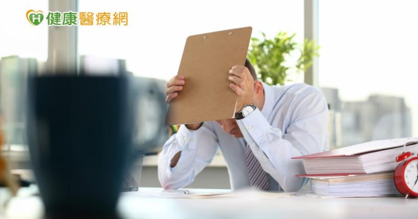 長者自殺死亡首降！中壯年卻回升且男性風險大疑「職場三明治」壓力影響