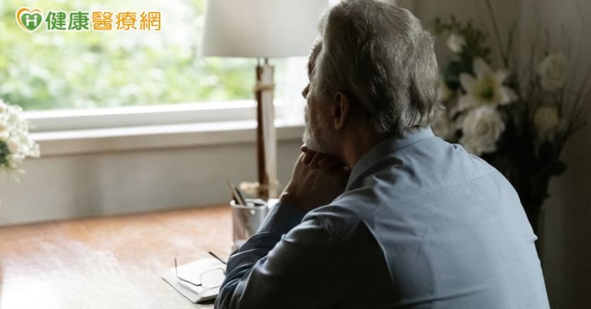 長輩常聽不懂？ 研究：孤獨感恐加速語言退化、提高失智率