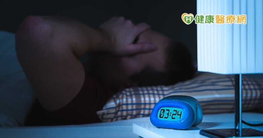 秒睡者染疫後反變難入睡、容易醒　睡眠障礙怎麼解？