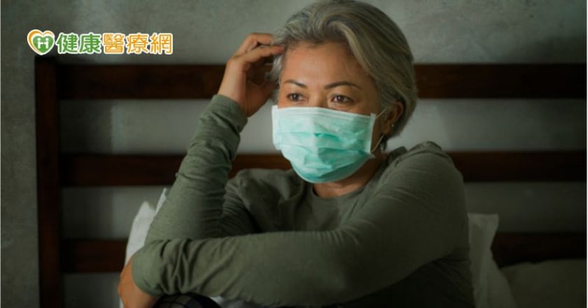 婦人憂染疫不敢就醫　舌頭潰傷演變舌癌