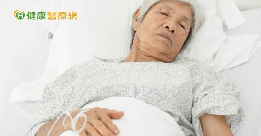 老婦臥病又腹瀉致「失禁性皮膚炎」 專家提6個照護撇步