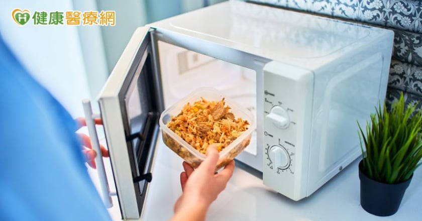微波爐會致癌？醫：使用方式不對才影響健康 容器用錯、加熱不均更危險