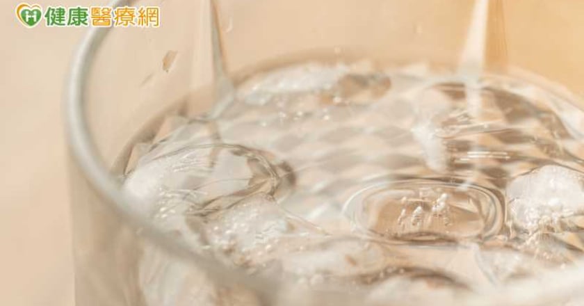 鹼性水比一般水更健康？專家示警：長期好處證據仍有限