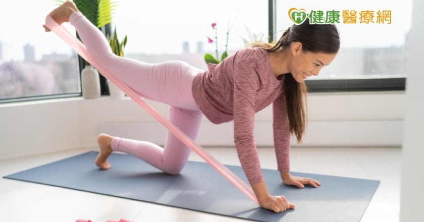 疫情關在家怎麼運動? 跳繩、椅子操、門拉桿強肌力