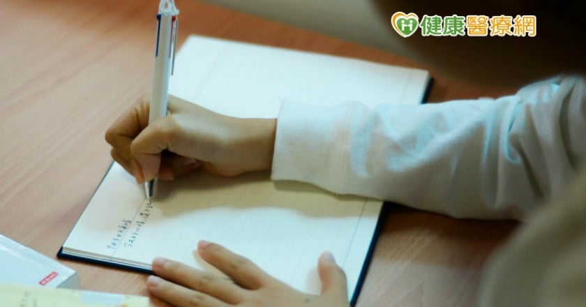 【自殺防治日】長期心情低落　心理師教寫心情筆記防心病