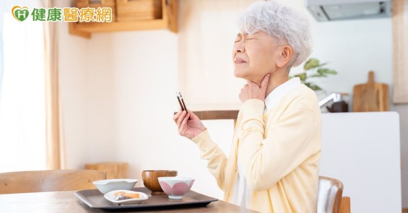 長輩吃飯易嗆咳要當心！研究揭肌少症與吞嚥退化關聯 用2檢查初步評估