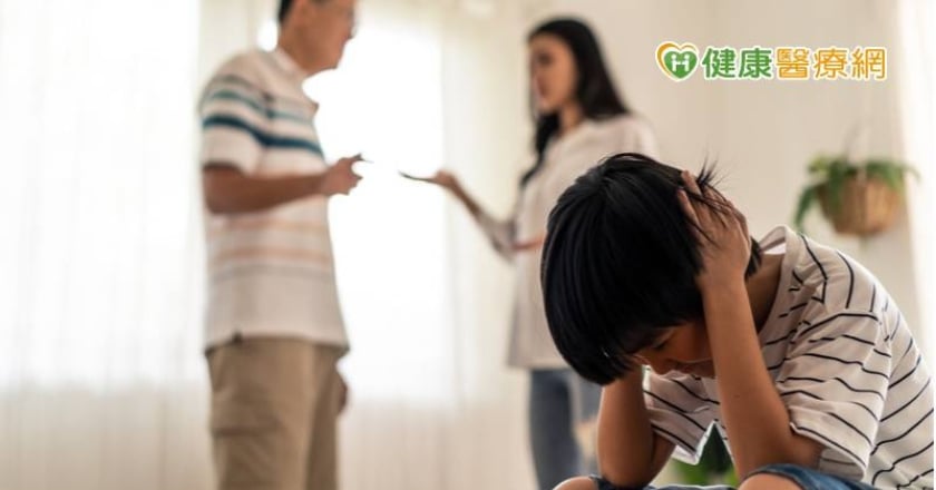 孩子突然拒學　原因竟出自父母「1 舉動」