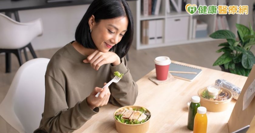 不再一味節食!「直覺飲食」重新聆聽身體訊號 與情緒性進食有何區別?