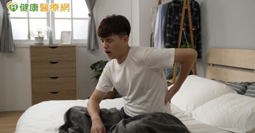 運動男腰痛不以為意 一檢竟是「僵直性脊椎炎」險脊椎變形