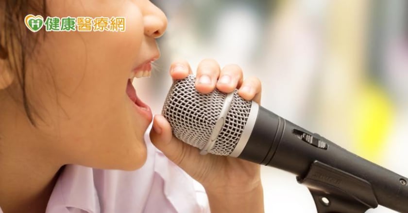 過年歡唱唱到燒聲!聲音沙啞常見3原因 喝什麼有助緩解改善?