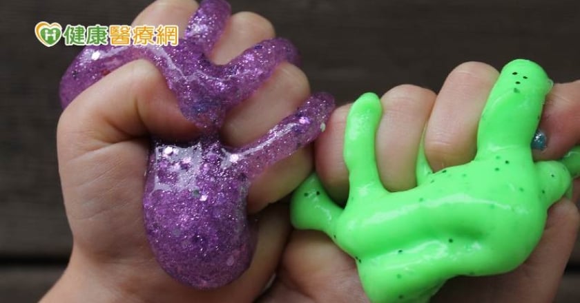 夏日危肌／小心「史萊姆皮膚炎」！　硼砂、膠水防腐劑等都是皮膚危機