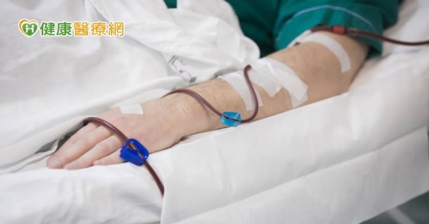 老奶奶在家腹膜透析喘到不行 竟是「橫膈膜有裂縫」惹禍