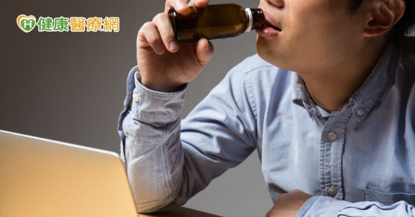 靠能量飲料提神，隨買隨喝　英大學生竟心衰竭住院