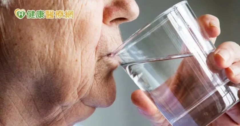 40天內只喝蒸餾純水 美國養生法「唯水禁食」安全嗎?