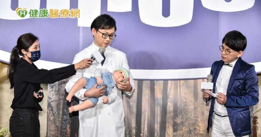 帶寶寶出遊　醫：「黃金姿勢」有助骨骼健康發展