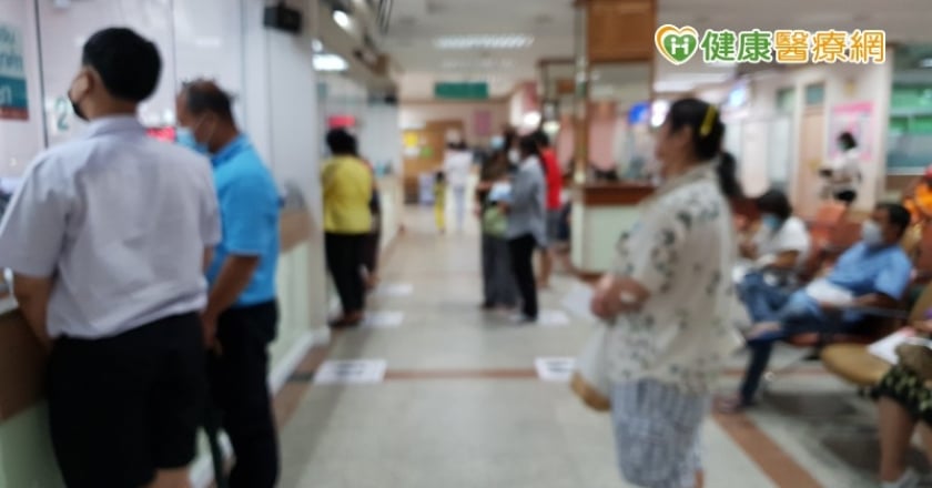 用健保卡「一行為」讓人抓狂！ ICU醫提醒「領藥十不」