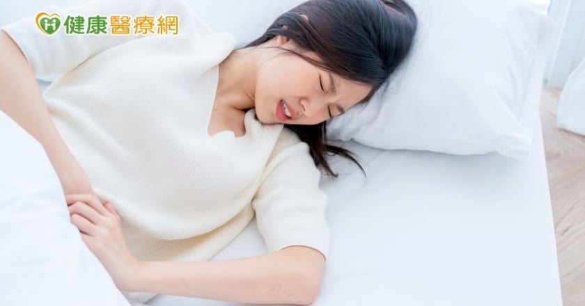 妙齡女卵巢扭轉腹劇痛　術中驚見「長頭髮、牙齒畸胎瘤」