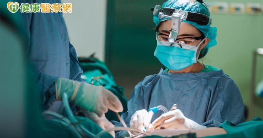 4旬女罹乳癌自美返台手術 林口長庚「乳房切除即時重建」兼顧治療與外觀