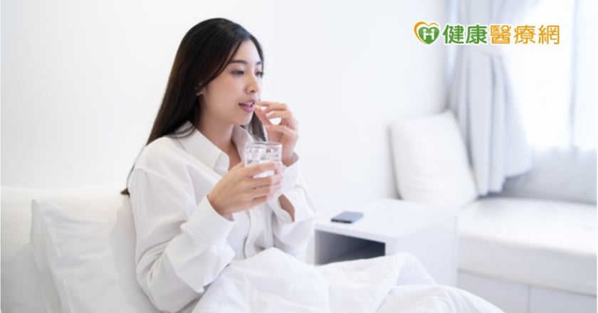 吞服藥丸水喝不夠、立馬躺下？　當心引起食道發炎
