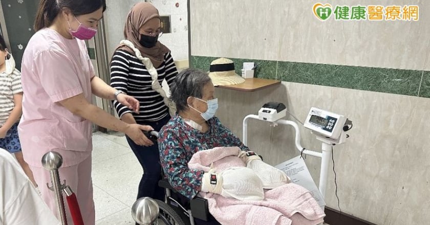 越洋陪診:當父母獨自回診 海外子女聽不到的「醫囑真相」