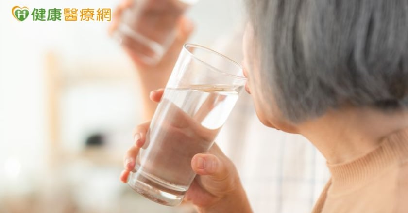 長輩吞嚥退化 「喝水常嗆到」也暗藏危機!營養師教3技巧安全喝水