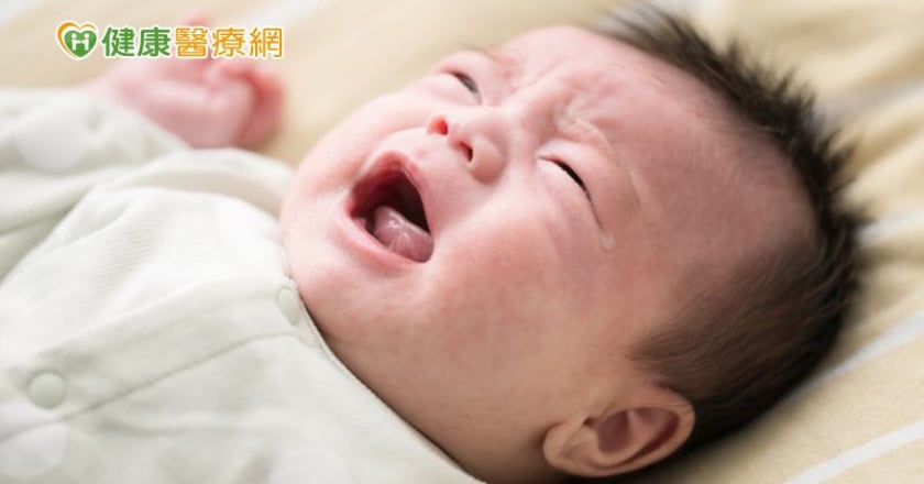 「受虐性腦傷」2－4月大嬰兒最常見！寶寶哭鬧有5可能 籲5問2要應對