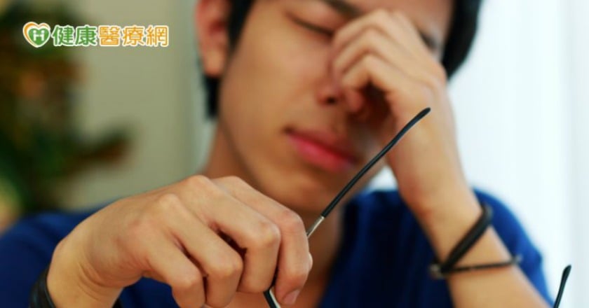 眼睛有飛蚊和閃光 當心視網膜剝離恐失明