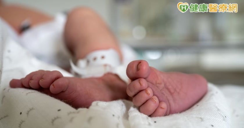 孕婦發燒急產嬰 新生兒唇色發紺竟是染「這1罕見兇猛腸病毒」險喪命