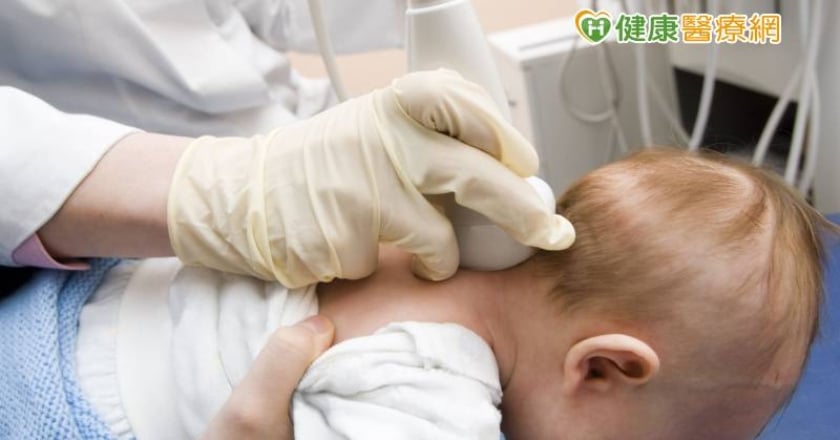 別以為正常！寶寶脖子偏軟難抬頭、下肢無力　當心是發展遲緩