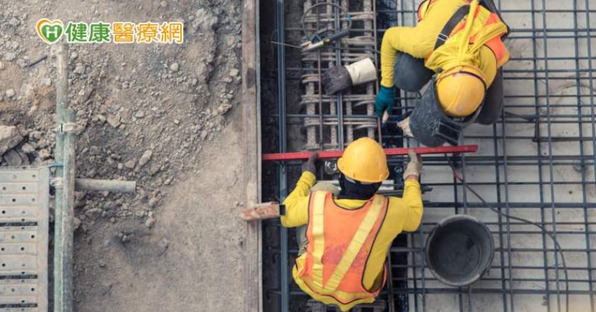 55歲工人意外墜落癱瘓!1年後卻能再度自己行走 醫院曝救治、復健過程