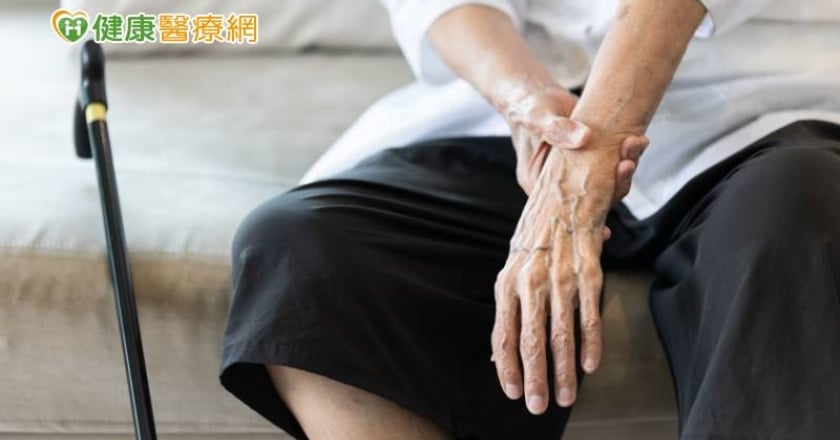 她手抖夾菜、喝湯都拿不穩 雙和醫院完成首例原發性顫抖雙側治療