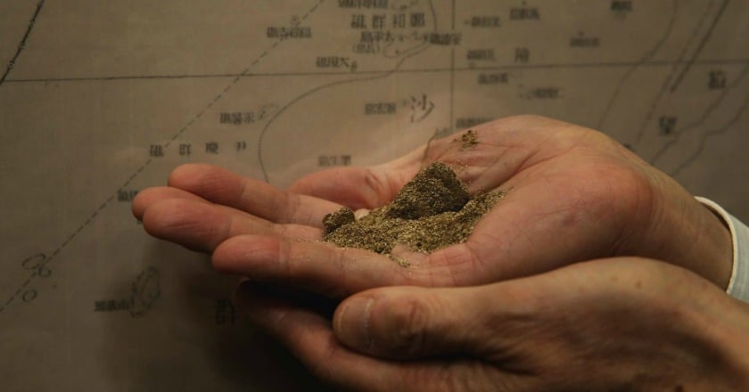 馬英九秀太平島泥土：捍衛國土，責無旁貸
