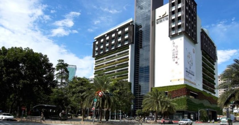 台中勤美深夜驚傳民眾站頂樓 警消救援平安落幕
